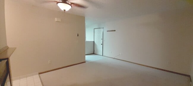 Building Photo - Wonderful 2 bed 1 bath Condo; 2-car garage.