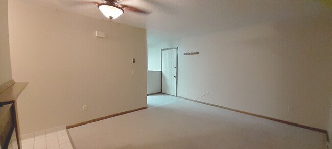 Foto del edificio - Wonderful 2 bed 1 bath Condo; 2-car garage.