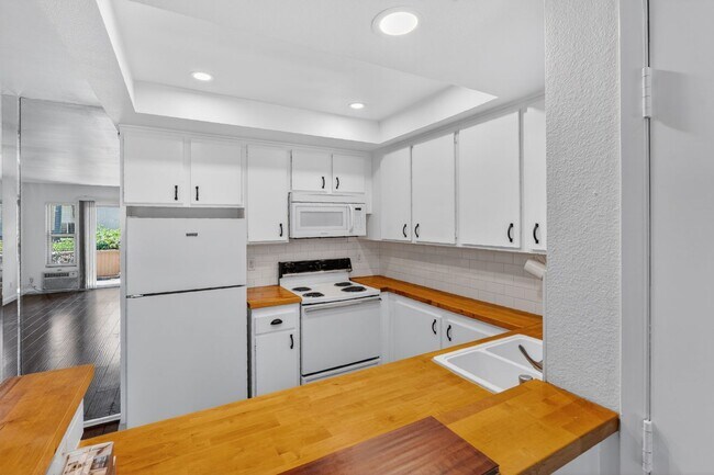 Foto del edificio - 5914 Rancho Mission Rd