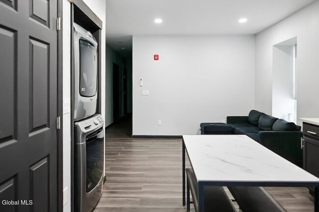 Foto del edificio - 1368 Central Ave