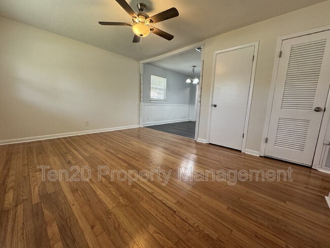 Building Photo - 302 26th St