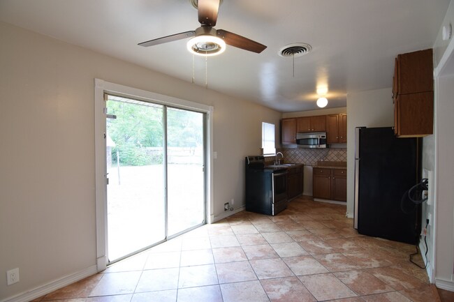 Foto del edificio - 311 Crockett Dr