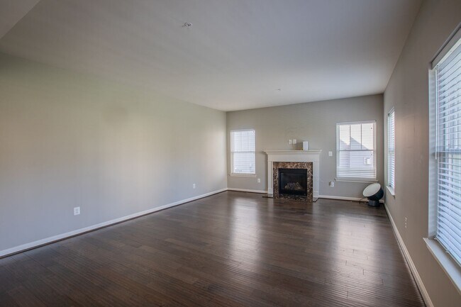 Building Photo - Stunning 4 BR/3.5 BA Single-Family Home in...