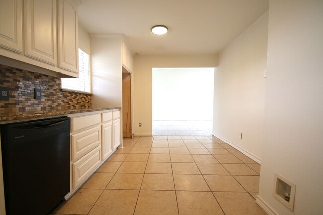 Building Photo - Upgraded 3BR Home | Granite Kitchen, High Ceilings & Gated Backyard | Minutes to Downtown Fort Worth