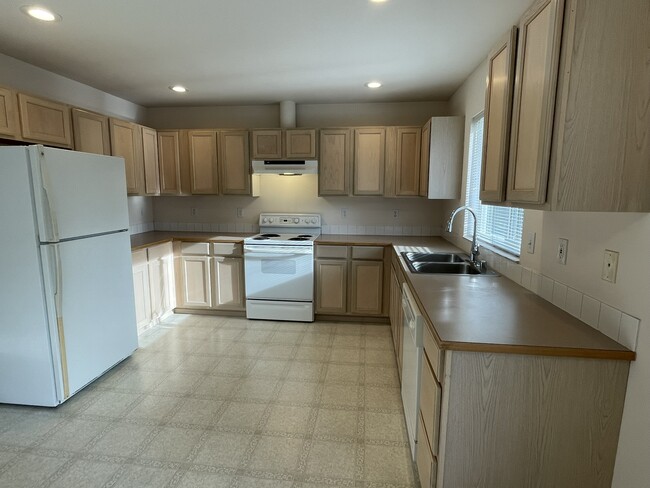 Very large Kitchen (SS Appliances coming) - 1567 Estate Pl