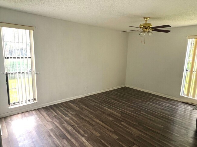 Building Photo - 402 N Laurel Dr