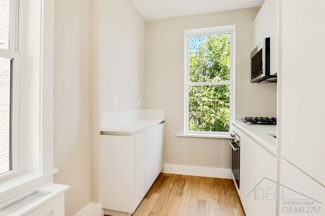 Foto del edificio - 4 bedroom in Brooklyn NY 11215