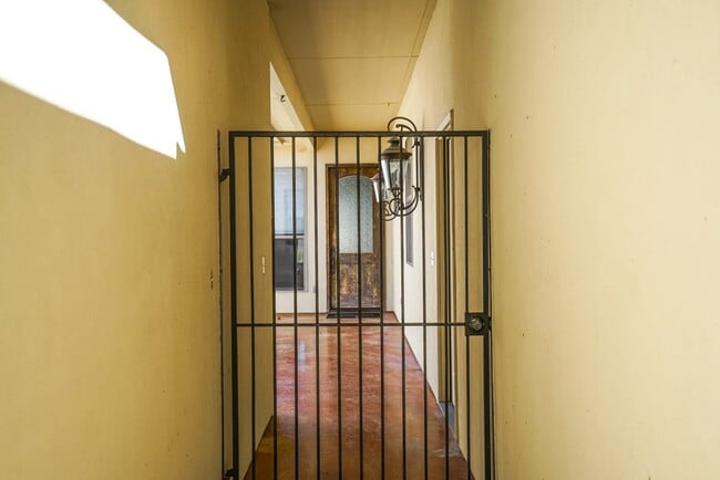 Building Photo - 2801 Indian Wells Dr E