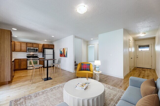 Foto del edificio - Open Floorplan Townhome with 3 suites
