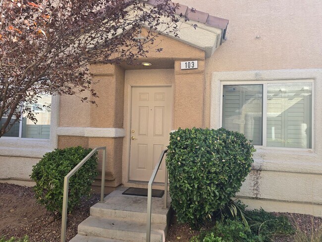 Building Photo - NEWLY REMODELED TOWN HOME IN HENDERSON AWA...