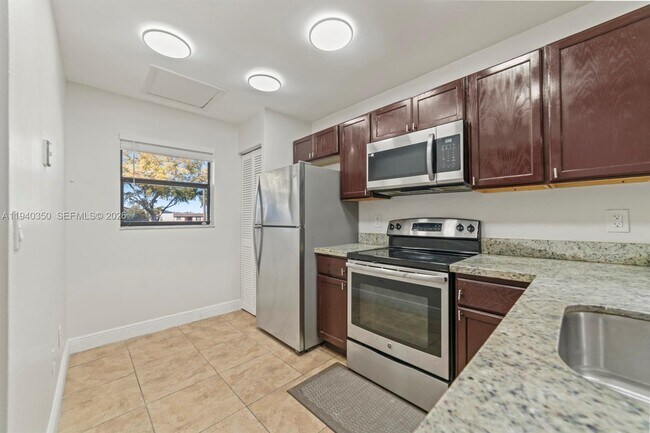 Foto del edificio - 880 NE 207th Terrace