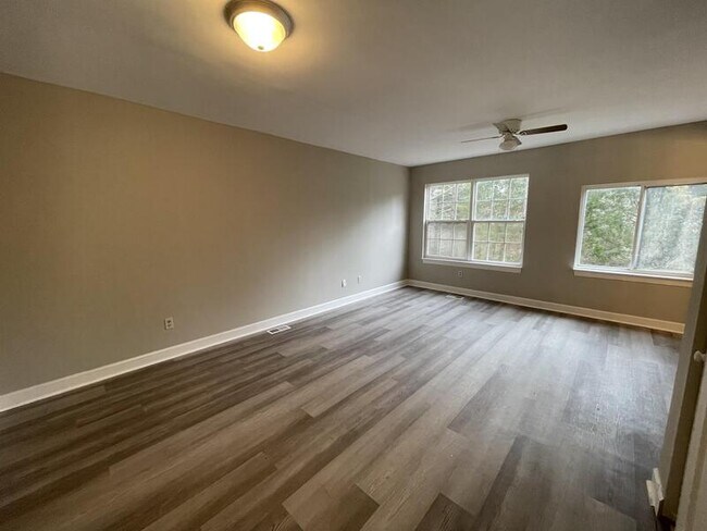 Building Photo - 318 Kilarney Dr