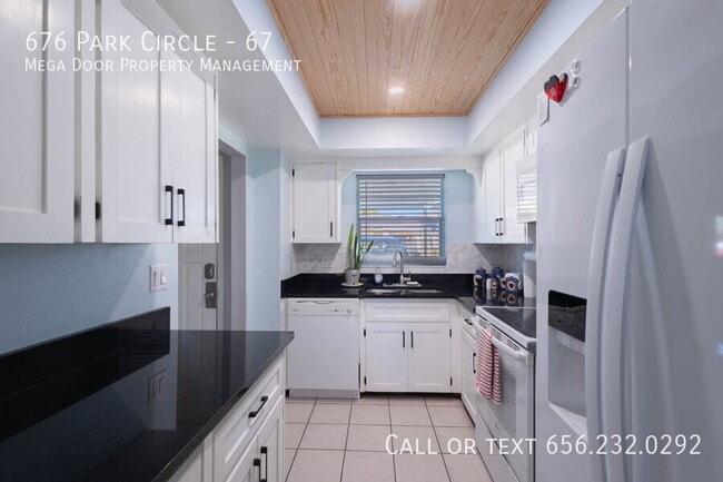 Building Photo - 676 Park Cir