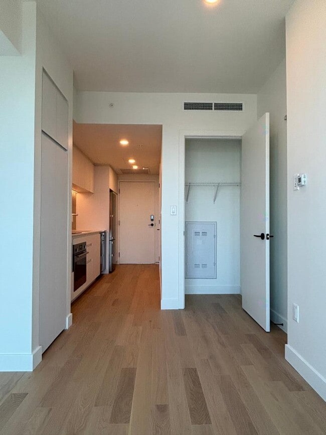 Building Photo - 1245 Rue de Bleury