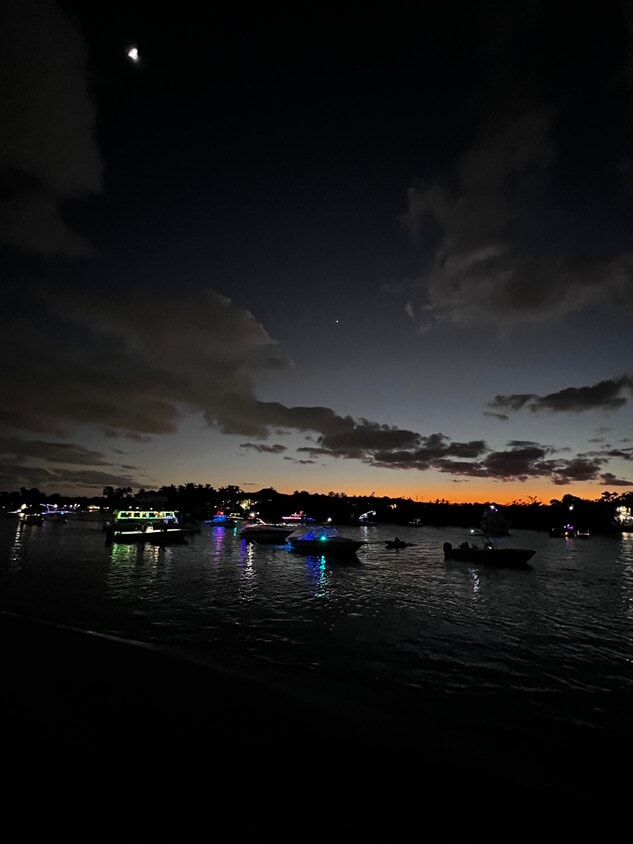 Watch the Christmas boat show and fireworks - 386 Golfview Rd