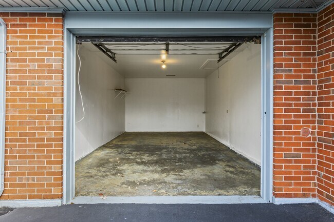 Building Photo - 1707 Sarasota Ct