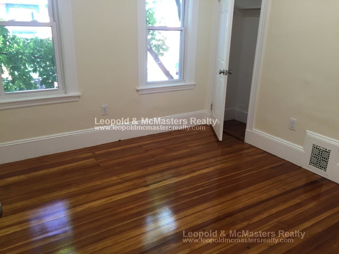 Building Photo - Room for rent in a 3 BD