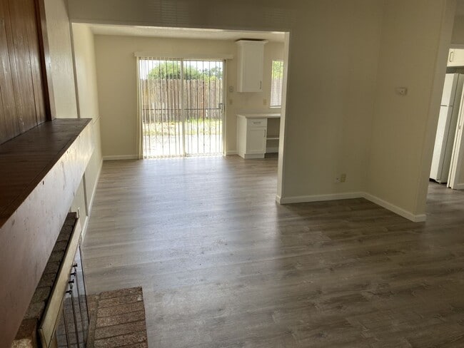 Building Photo - 3 Bedroom, 2 Bath, 1126 Square Foot Home