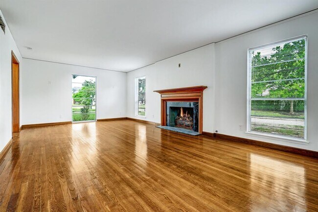 Building Photo - 3703 Olympia Dr