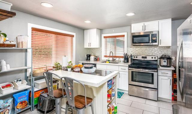 Building Photo - 3 bedroom in Seattle WA 98146