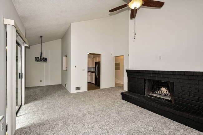 Foto del edificio - **Beautifully Updated 2-Bedroom, 2-Bath Condo in Prime Kirkland Location**