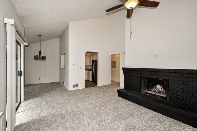 Building Photo - **Beautifully Updated 2-Bedroom, 2-Bath Condo in Prime Kirkland Location**