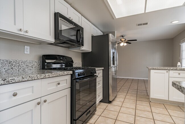 Foto del edificio - 5562 Clydesdale St