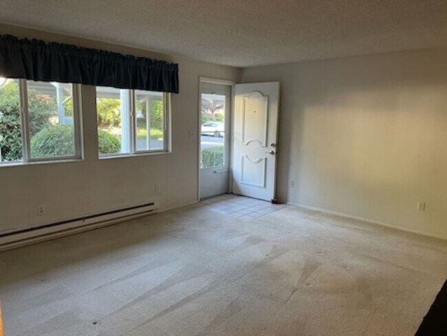 Building Photo - University Place Ground Floor Apartment Ho...