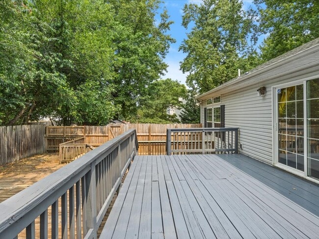 Building Photo - 5010 Blake Dr