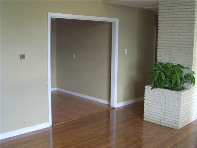 Building Photo - 119 Lakeshore Dr