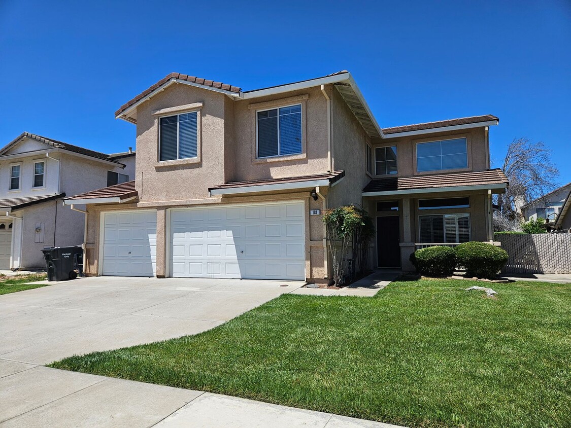 Foto principal - 4 bedroom with 3 car garage in Tracy!