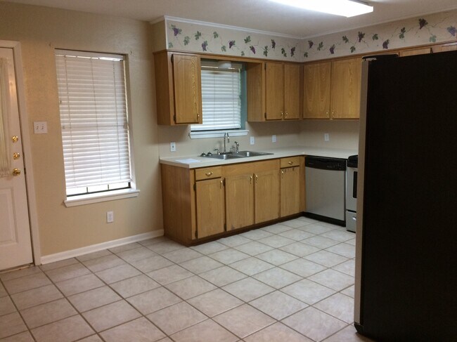 Building Photo - 2041 Lime Tree Rd