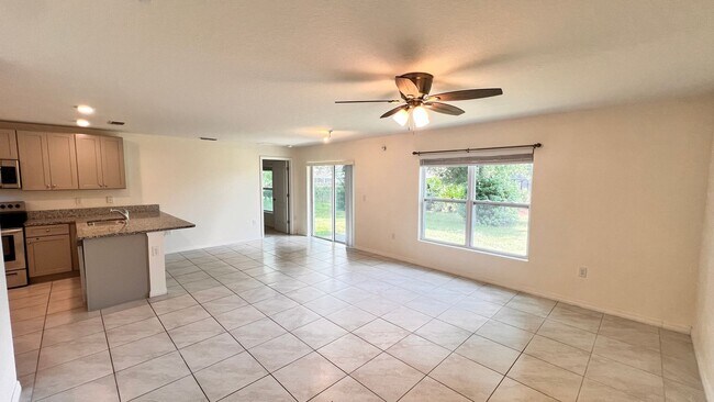 Building Photo - Fantastic 3 Bedroom, 2 Bathroom Home in De...