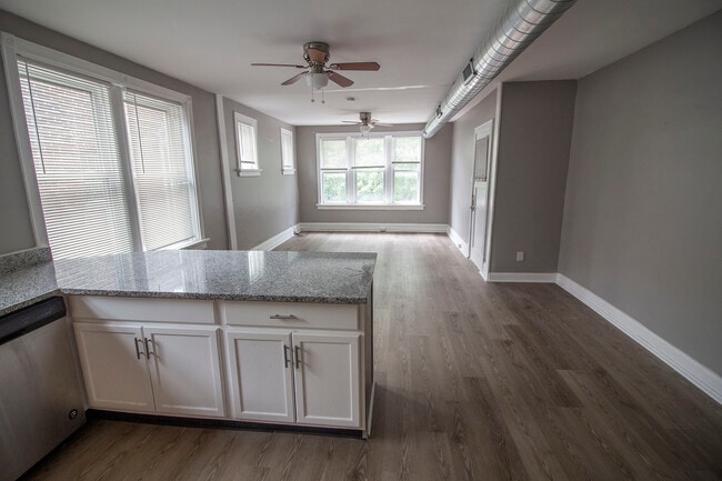 Foto del edificio - 4955 Lindenwood Ave