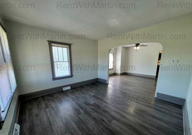 Foto del edificio - FOR RENT- Beautifully Updated Home Near Golf Course on 4th! Pets ok!!