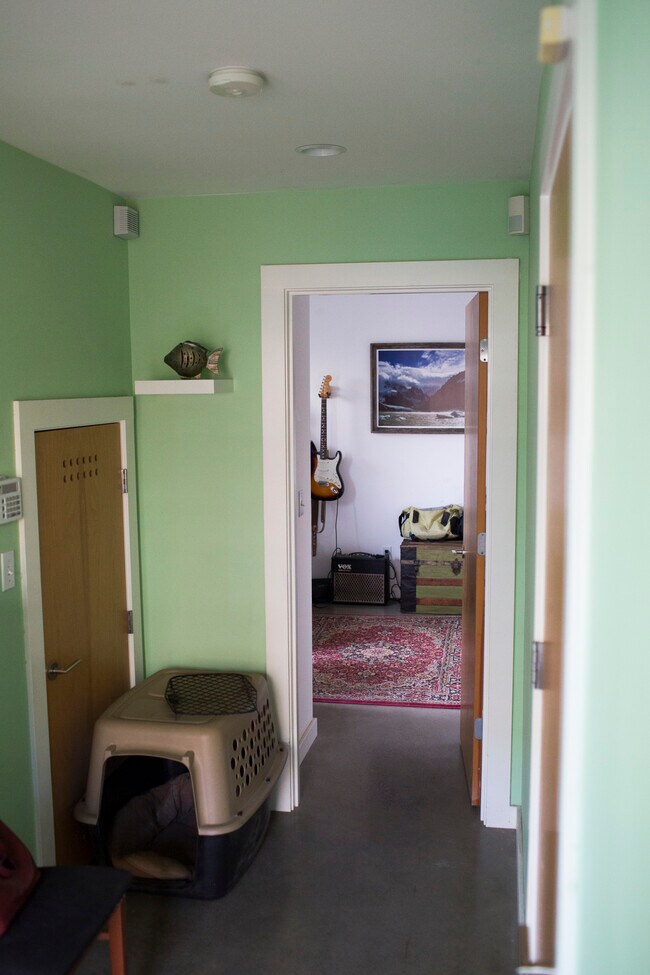 Building Photo - 1214 Bradner Place S