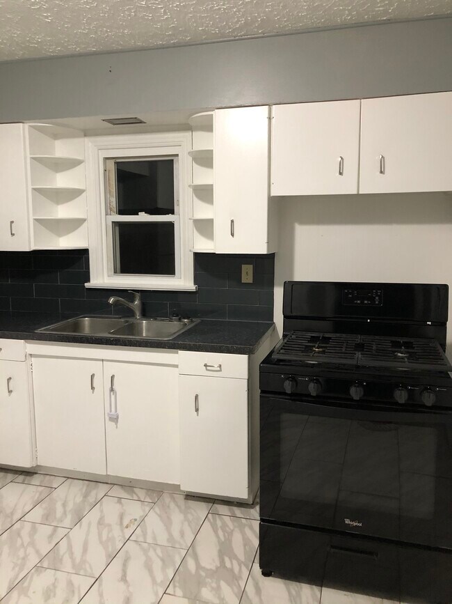 Cocina 2 - 2822 Avalon Ave NE