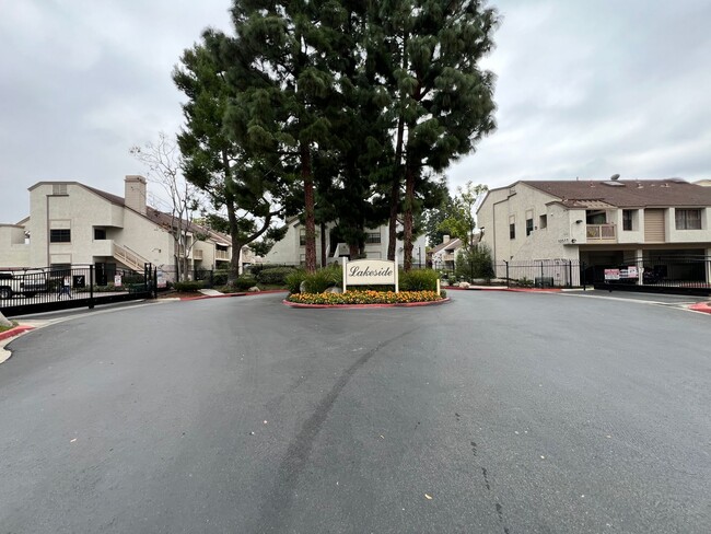 Building Photo - Lakeside North: Upper 1 Bedroom 1 Bath Condo,