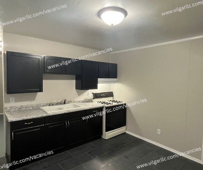 Foto del edificio - Step into a freshly updated home designed for comfort, convenience, and ease. This charming Home ...