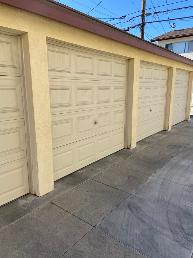Building Photo - 269 Cerritos Ave
