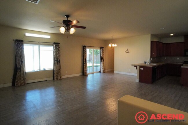 Foto del edificio - Lovely 5 Bedroom Home Near 99 Fwy!