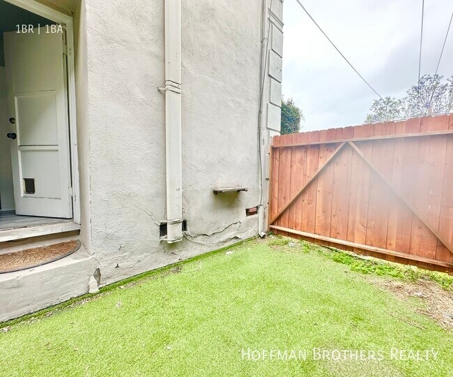 Foto del edificio - 6859 Willoughby Ave