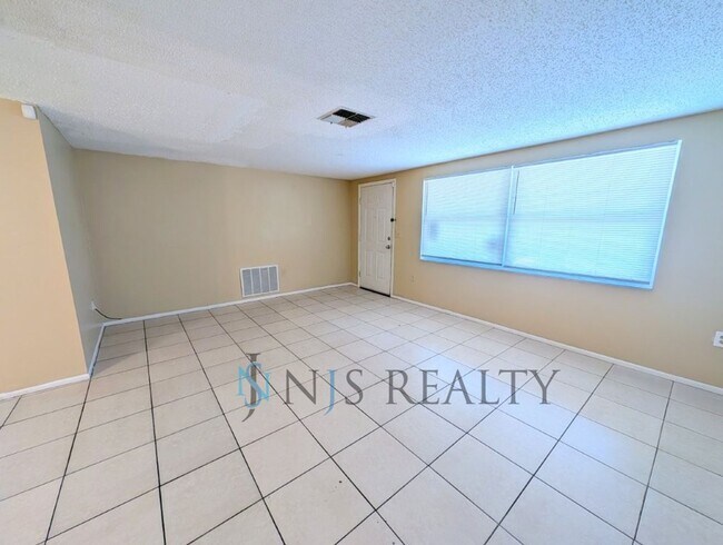 Building Photo - 11621 Meadow Dr