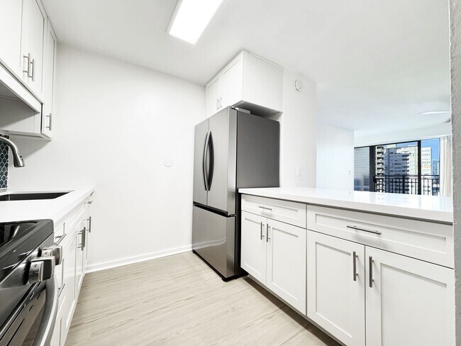 Foto del edificio - Honolulu Condo with Split A/C, One Secured Parking, Utilities Included