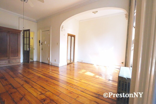 Foto del edificio - 214 E 12th St