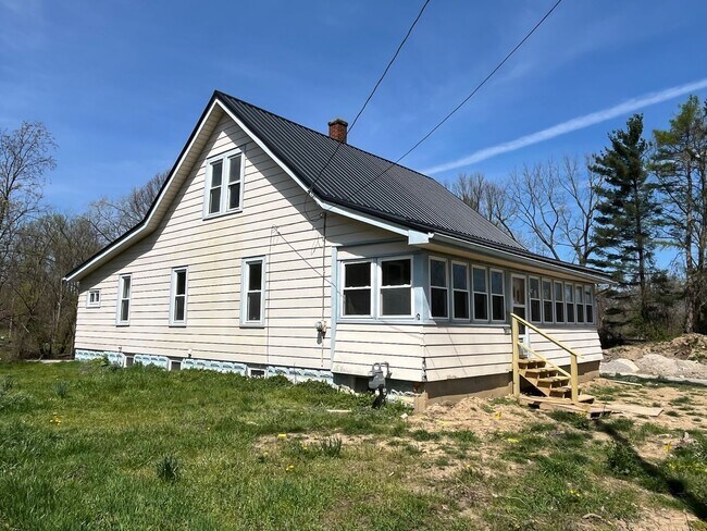 Building Photo - Completely Renovated Three Bedroom Home