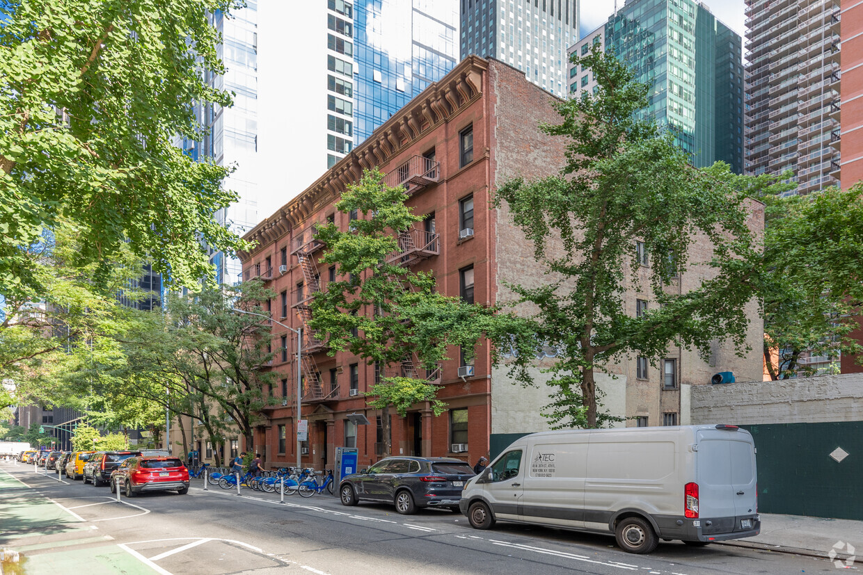 Foto principal - 247 E 39th St