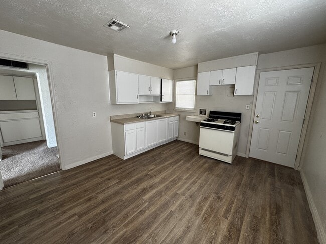 Building Photo - 4220 Broaddus Ave