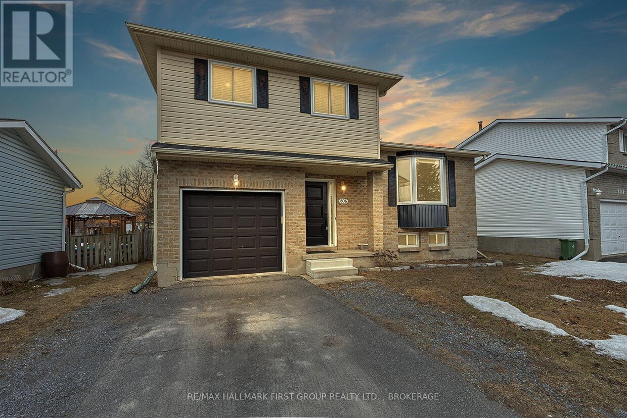 Photo principale - 806 Cataraqui Woods Dr