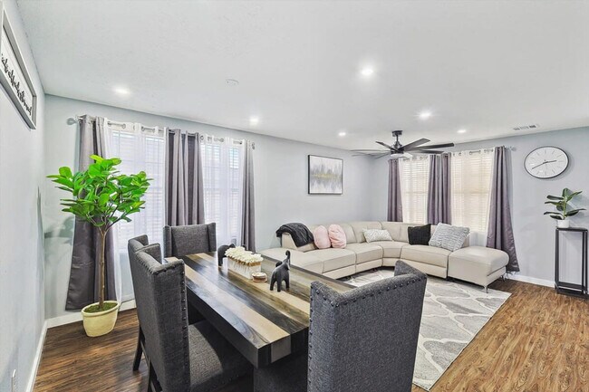 Foto del edificio - 2136 Dayton Ln